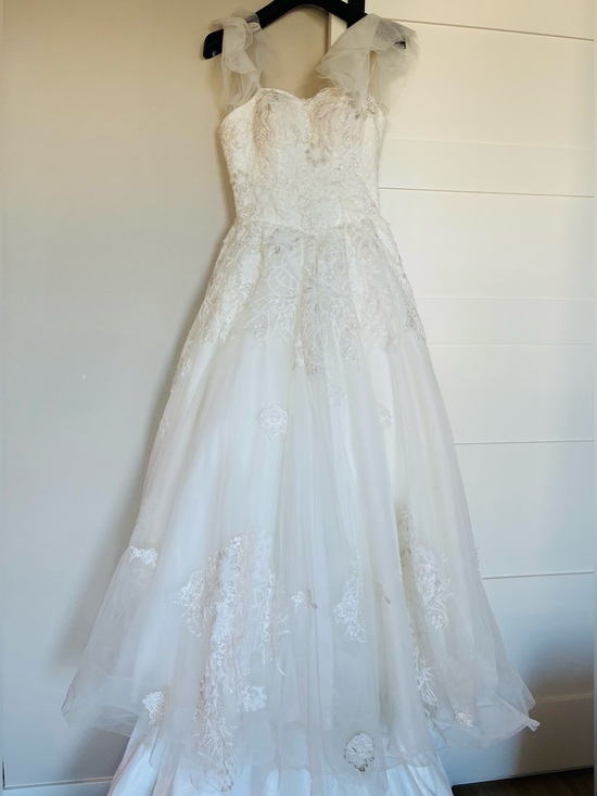 N/A Dresses & Skirts - Size M Stunning Lace Wedding Gown